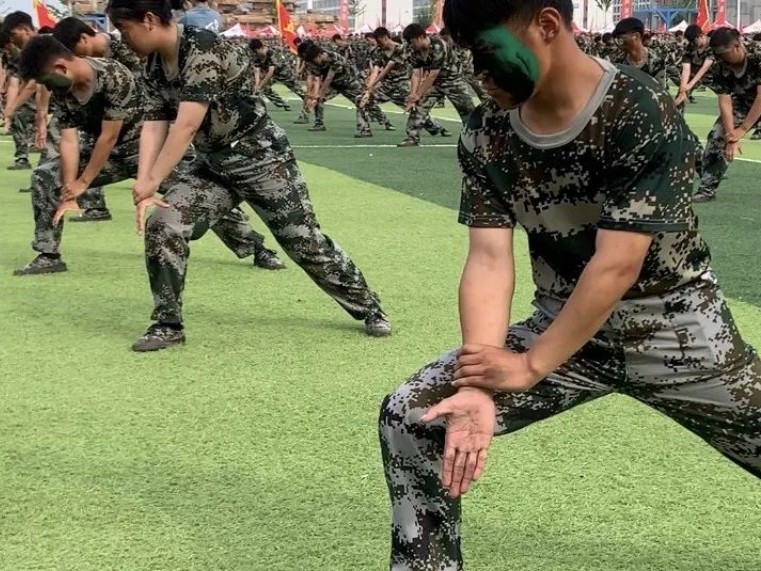 best365体育官网登录入口隆重召开2023级新生军训结营式暨开学典礼