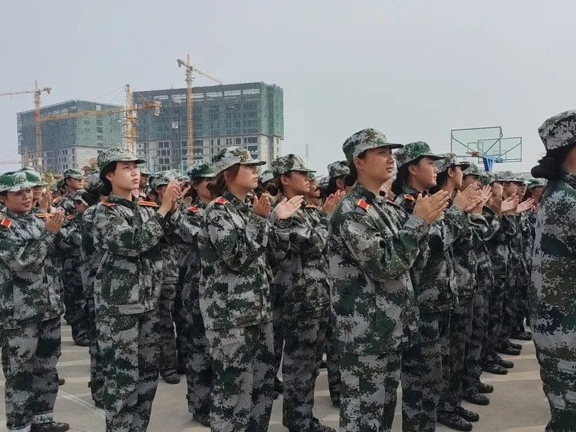 best365体育官网登录入口隆重召开2023级新生军训结营式暨开学典礼