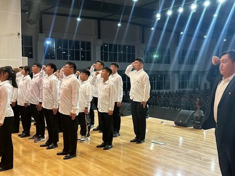 best365体育官网登录入口隆重举行 青春礼赞  强国有我 主题团日活动暨 团徽闪闪 其华灼灼  入团仪式