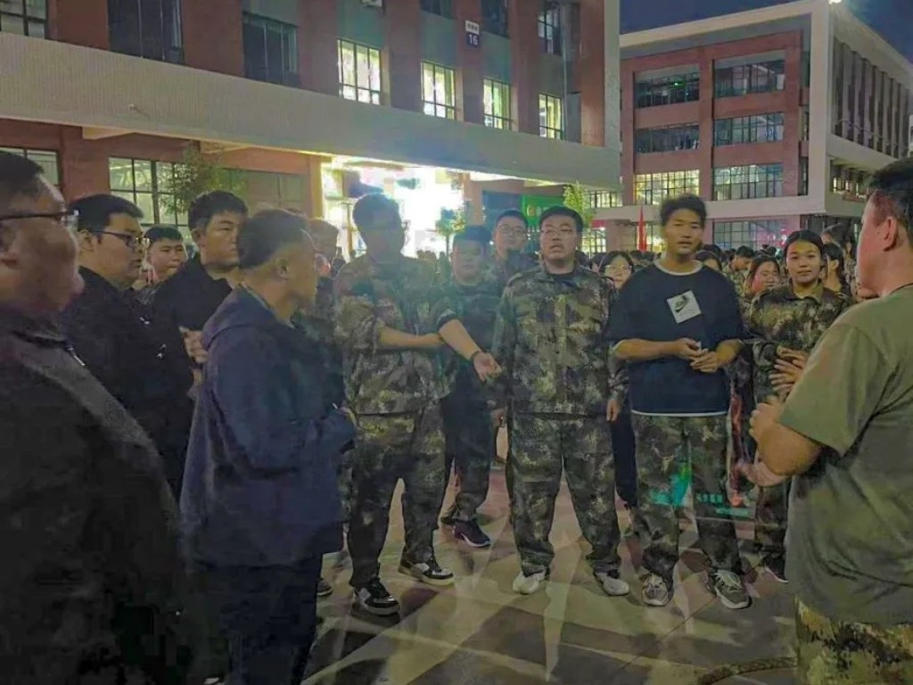 best365体育官网登录入口  汽车工程学院  绳索拉动梦想 青春扬帆起航