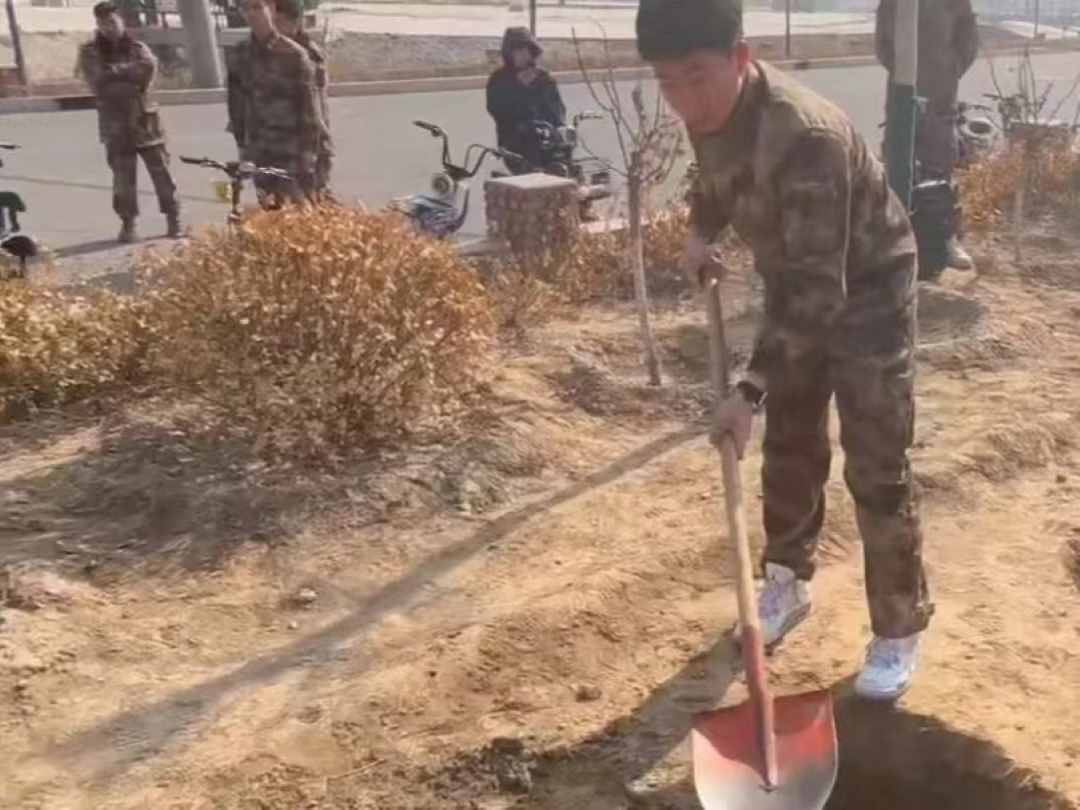 best365体育官网登录入口||汽车工程学院||绿水青山映笑颜，植树造林崭新篇 第 14 张