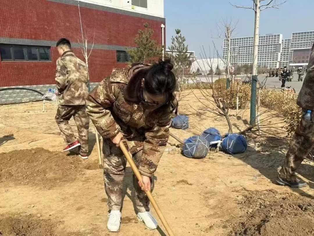best365体育官网登录入口||汽车工程学院||绿水青山映笑颜，植树造林崭新篇 第 6 张