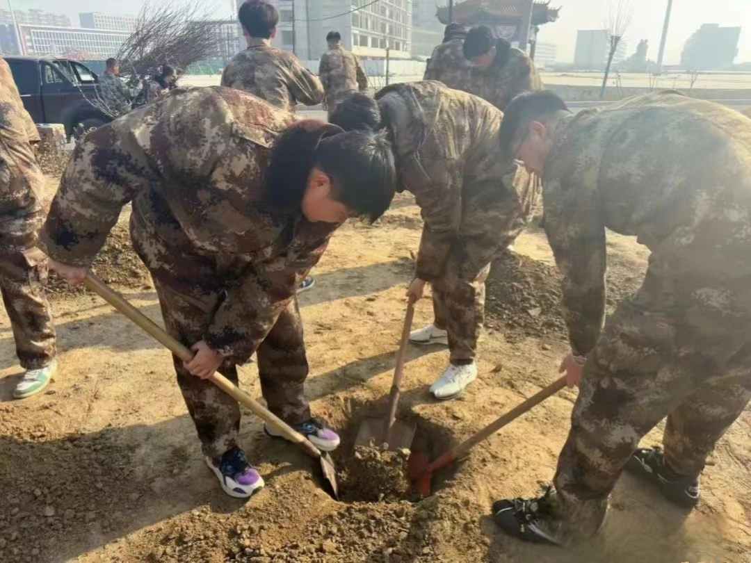 best365体育官网登录入口||汽车工程学院||绿水青山映笑颜，植树造林崭新篇 第 13 张