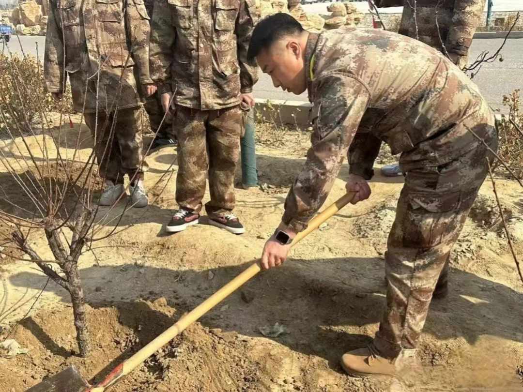 best365体育官网登录入口||汽车工程学院||绿水青山映笑颜，植树造林崭新篇 第 5 张