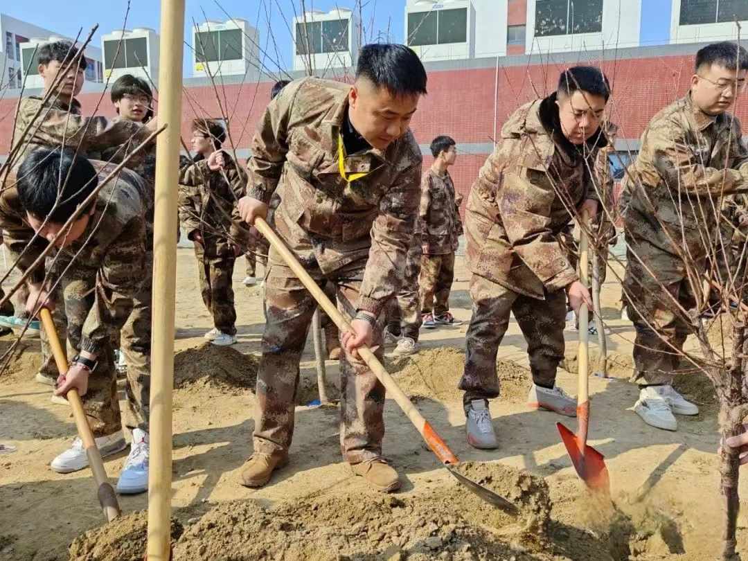 best365体育官网登录入口||汽车工程学院||绿水青山映笑颜，植树造林崭新篇 第 15 张