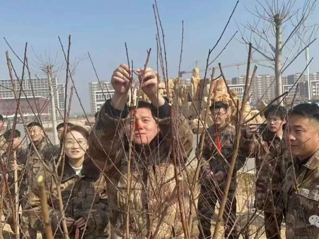 best365体育官网登录入口||汽车工程学院||绿水青山映笑颜，植树造林崭新篇 第 17 张