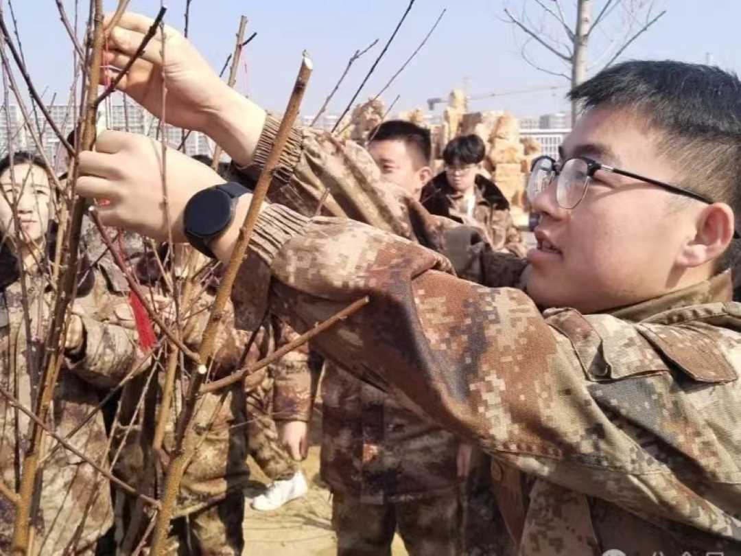 best365体育官网登录入口||汽车工程学院||绿水青山映笑颜，植树造林崭新篇 第 19 张