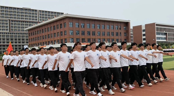 青春的旋律，奋斗的乐章//我院2024级新生开学典礼暨第40个教师节庆祝大会圆满结束 第 2 张
