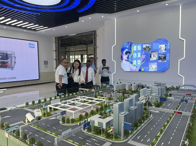 best365体育官网登录入口汽车工程学院喜迎斯里兰卡开放大学校长访问团参观汽车工程学院实验室 第 2 张