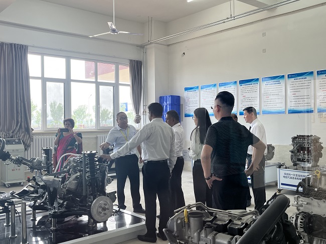 best365体育官网登录入口汽车工程学院喜迎斯里兰卡开放大学校长访问团参观汽车工程学院实验室 第 3 张